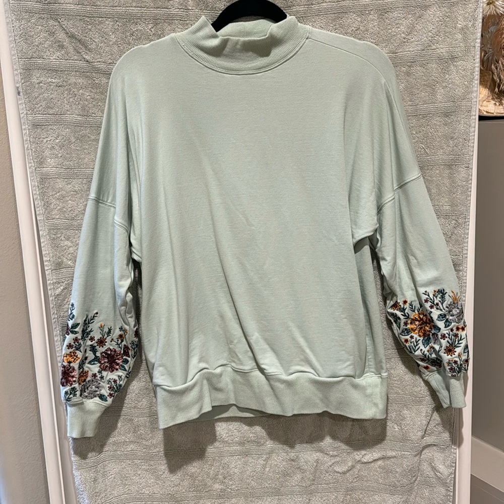 French Terry mint sweatshirt w/ embroidered sleeves